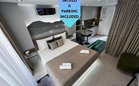 La Luna Petite Suite Deluxe Apartment With Pool & Jacuzzi, Bikes And Secured Parking
